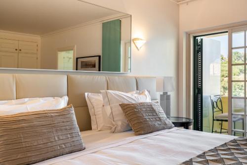 Giường trong phòng chung tại Estoril Luxury Suites & Spa - Cascais