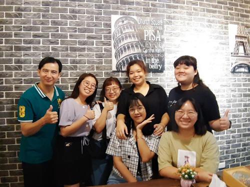 un grupo de personas posando para una foto en Quiet Hostel - Minquan Inn, en Tainan