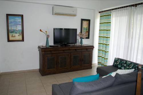 Apartment in Cadaques Caribeにあるテレビまたはエンターテインメントセンター