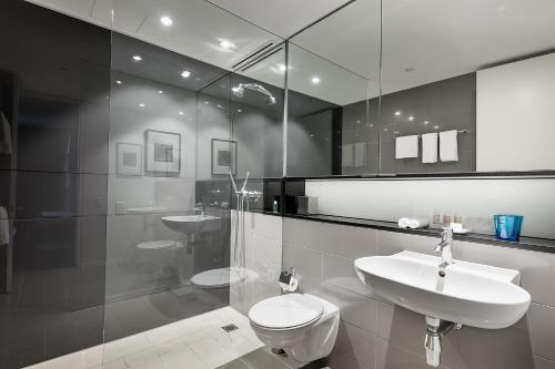 Bathroom sa Fraser Suites Sydney