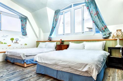 冬山鄉的住宿－曬日子民宿，带窗户的客房内的两张床