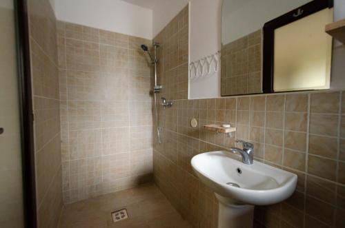 un bagno con lavandino e specchio di Opera Vama Veche a Vama Veche