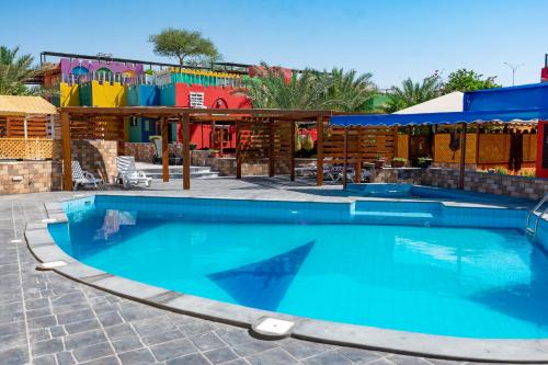 uma grande piscina em frente a um parque infantil em Bedouin Garden Village, hotel Dive em Aqaba