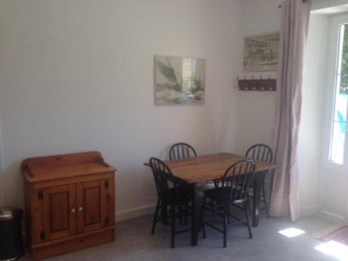 - une salle à manger avec une table et des chaises en bois dans l'établissement Maison du Lac le Studio, à Talloires