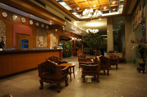 a lobby with a restaurant with chairs and a bar at Bangkok City Inn in Bangkok