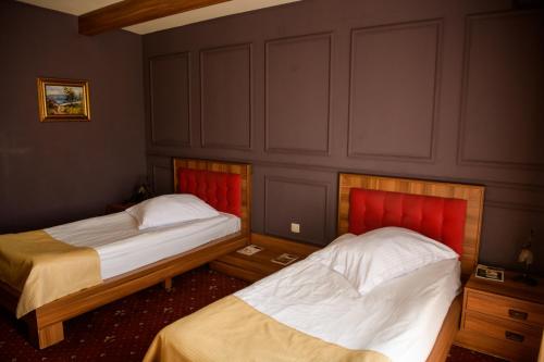 
Un pat sau paturi într-o cameră la Hotel Castel
