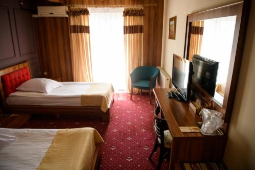 
Un pat sau paturi într-o cameră la Hotel Castel
