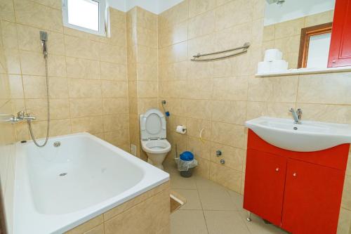 a bathroom with a tub and a sink and a toilet at Amphora Vibes in Vama Veche