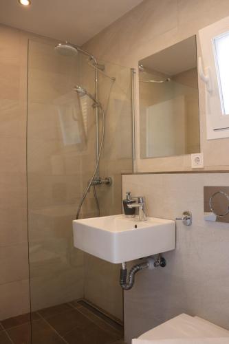 W łazience znajduje się umywalka i prysznic. w obiekcie Amistad w mieście Paguera