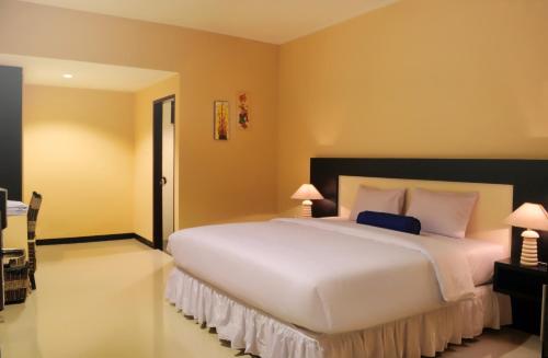 Tempat tidur dalam kamar di Amazing Beach Resort Palu
