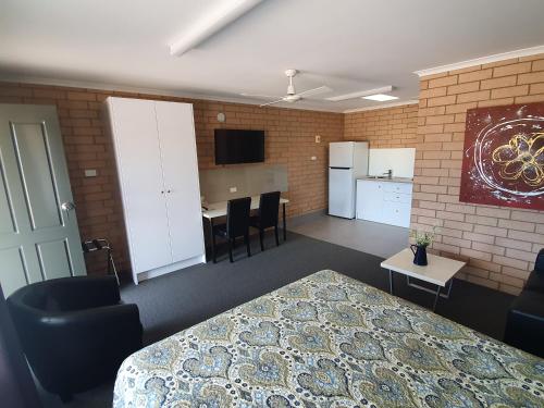 
a hotel room with a table and chairs at Streaky Bay Motel and Villas in Streaky Bay
