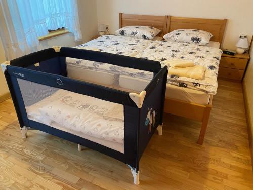 モスト・ナ・ソシにあるApartma Leban Most na Sočiの青い二段ベッドが備わるドミトリールームのベッド1台分です。