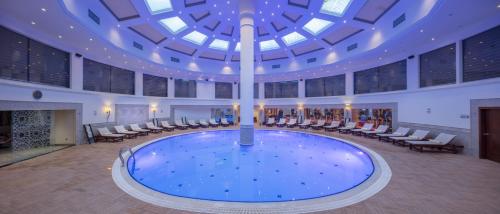 Swimming pool sa o malapit sa Merit Park Hotel Casino & SPA
