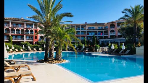 Appartement de standing face à la baie de St-Tropez, vue mer, jardin et piscine.