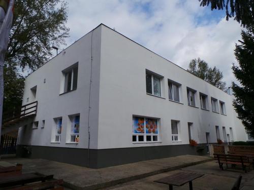un edificio blanco con ventanas laterales en Penzion Koupaliště, en Litoměřice