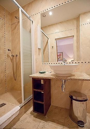 a bathroom with a sink and a shower at Kamienica Sporting in Międzyzdroje