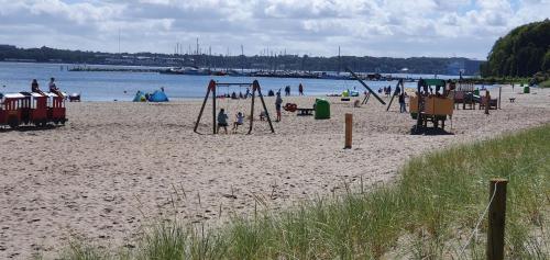 um grupo de pessoas a brincar numa praia em Am Strand em Harrislee
