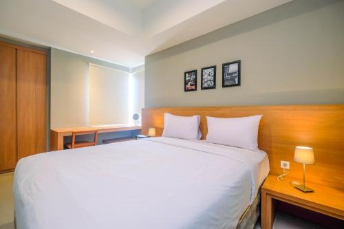 Ένα ή περισσότερα κρεβάτια σε δωμάτιο στο Wonderful 1BR Apartment at Mustika Golf Residence with Golf View By Travelio