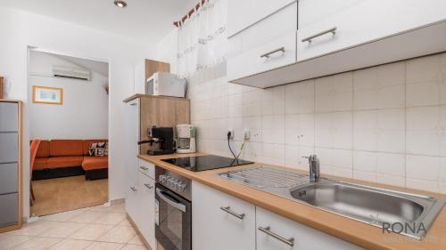 Rona Apartment Ivana tesisinde mutfak veya mini mutfak