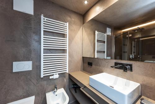 ein Bad mit einem Waschbecken und einem Spiegel in der Unterkunft Haus Bergfrieden Seiser Alm Bahn in Seis am Schlern
