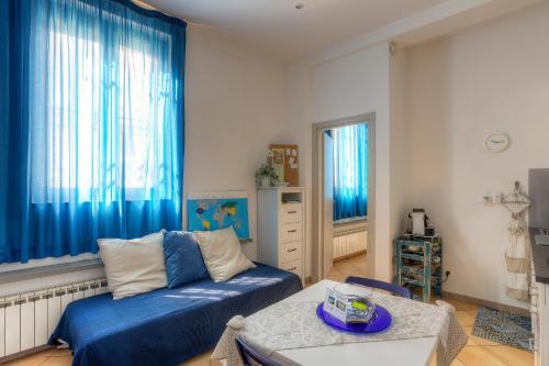 sala de estar con sofá azul y mesa en La Cupolina Blu, en Peretola