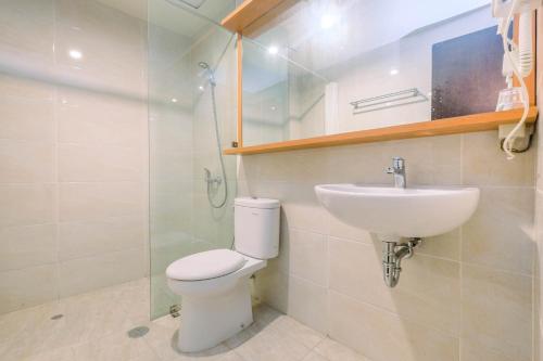 Ένα μπάνιο στο Wonderful 1BR Apartment at Mustika Golf Residence with Golf View By Travelio