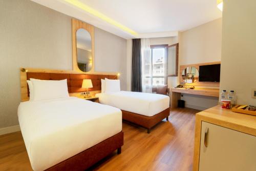 Postel nebo postele na pokoji v ubytování Grand Sirkeci Hotel