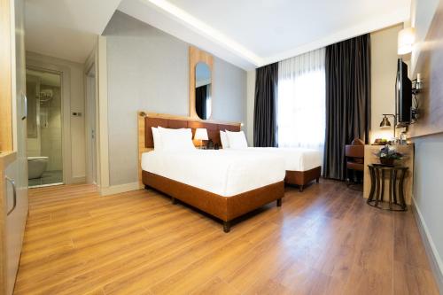 a hotel room with a bed and a bathroom at Grand Sirkeci Hotel in Istanbul