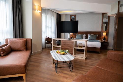 a living room with a couch and a bed at Grand Sirkeci Hotel in Istanbul