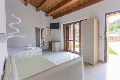 - une chambre avec 2 lits et une porte coulissante en verre dans l'établissement Albergo Diffuso Amatrice, à Amatrice