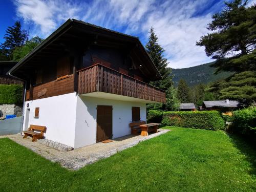 a building with a balcony and a grass yard at Casa Beata CB0 in Blatten bei Naters