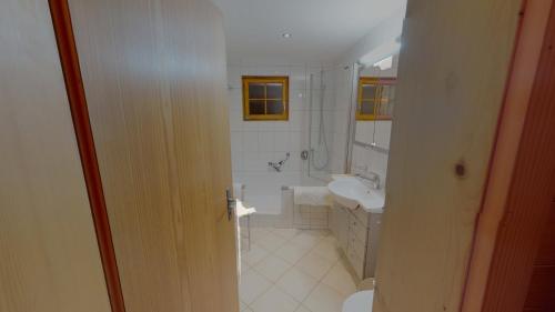 ein weißes Bad mit einem Waschbecken und einem WC in der Unterkunft Casa Beata CB0 in Blatten bei Naters