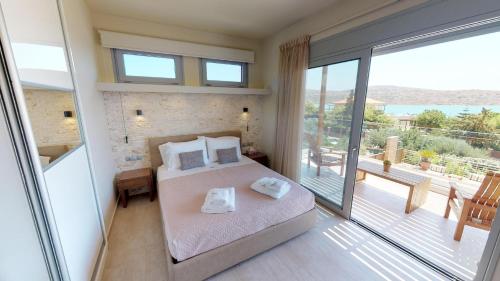 Ένα ή περισσότερα κρεβάτια σε δωμάτιο στο Elounda Spa Villa Crete - Ultimate Luxury Resort