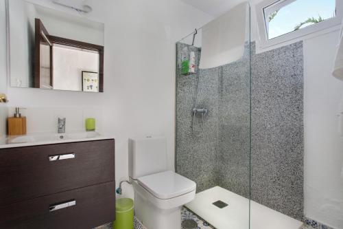 La VeguetaにあるApartamento Panchoのトイレとガラスのシャワー付きのバスルーム