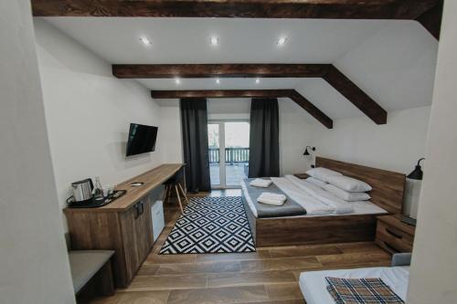 索羅欽的住宿－Saliuk Lodge，一间卧室配有一张床和一张书桌