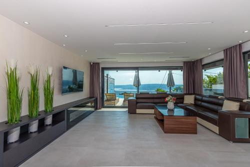 Luxury Villa Lorena with heated pool, jacuzzi,sauna and seaview