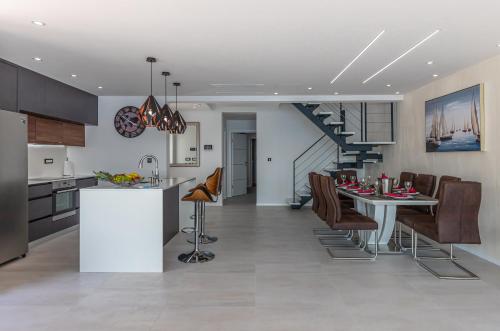 Luxury Villa Lorena with heated pool, jacuzzi,sauna and seaview