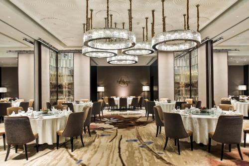 Reštaurácia alebo iné gastronomické zariadenie v ubytovaní Crowne Plaza Chengdu Wenjiang, an IHG Hotel