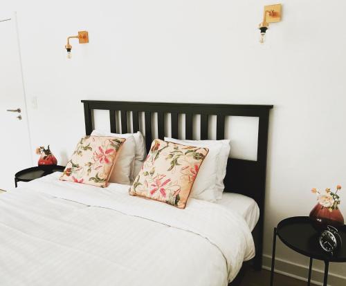 - une chambre avec un lit blanc et 2 oreillers dans l'établissement Avenue Rops, à Namur