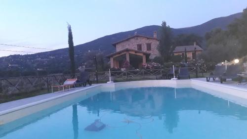 una grande piscina di fronte a una casa di Sulla Strada di San Francesco ad Assisi