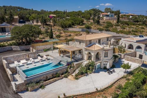 eine Luftansicht eines Hauses mit Pool in der Unterkunft GAGOUINOS COTTAGE in Koríthion