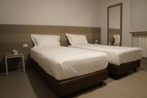 - 2 lits dans une chambre avec un miroir dans l'établissement B&B Contessa, à Gubbio