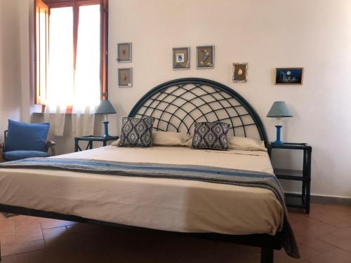 a bedroom with a large bed with pillows on it at STANZA INDIPENDENTE SUPER ARREDATA CENTRALE E LUMINOSISSIMA in Rio nellʼElba