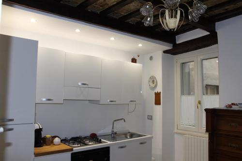 مطبخ أو مطبخ صغير في B&B Porta Santa Lucia - Appartamento