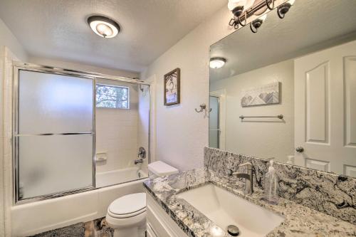 y baño con lavabo, aseo y espejo. en Quiet Lake Arrowhead Retreat with Large Deck!, en Lake Arrowhead