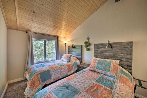 En eller flere senge i et værelse på Quiet Lake Arrowhead Retreat with Large Deck!