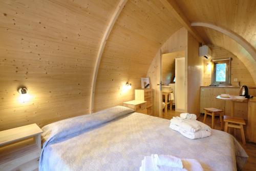 Castello di Marano sul Panaro - Room & Breakfast tesisinde bir odada yatak veya yataklar