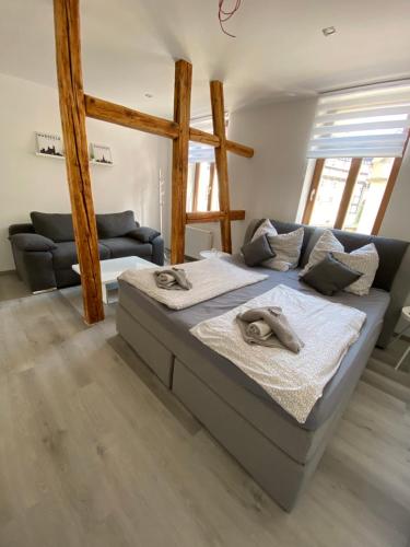 1 dormitorio con 1 cama con 2 toallas en Gästehaus Glücksmoment, en Erfurt