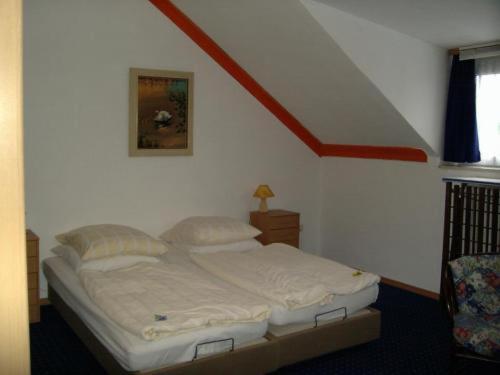 ドルトムントにあるGT Hotelの赤いストライプの壁のベッドルームのベッド1台