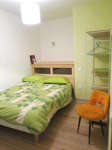 拉格雷夫的住宿－Gîte le Rocher - Suitable for people with reduced mobility，一间卧室配有一张床和一把椅子